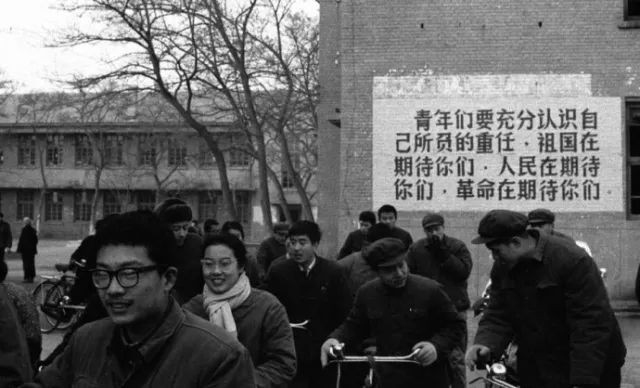 1977年，我國恢復(fù)高考。圖為在北京高考考點(diǎn)外的標(biāo)語。